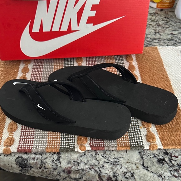 Nike Black Sandals - Picture 2 of 6